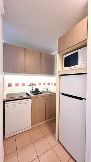 Kühlschrank, Mikrowelle, Herdplatte, Geschirrspüler