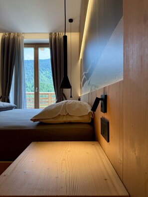 1 bedroom, desk, travel crib, free WiFi