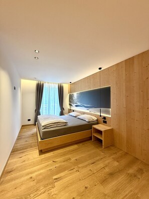 1 bedroom, desk, travel cot, free WiFi