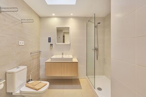 Een douche, een haardroger, handdoeken