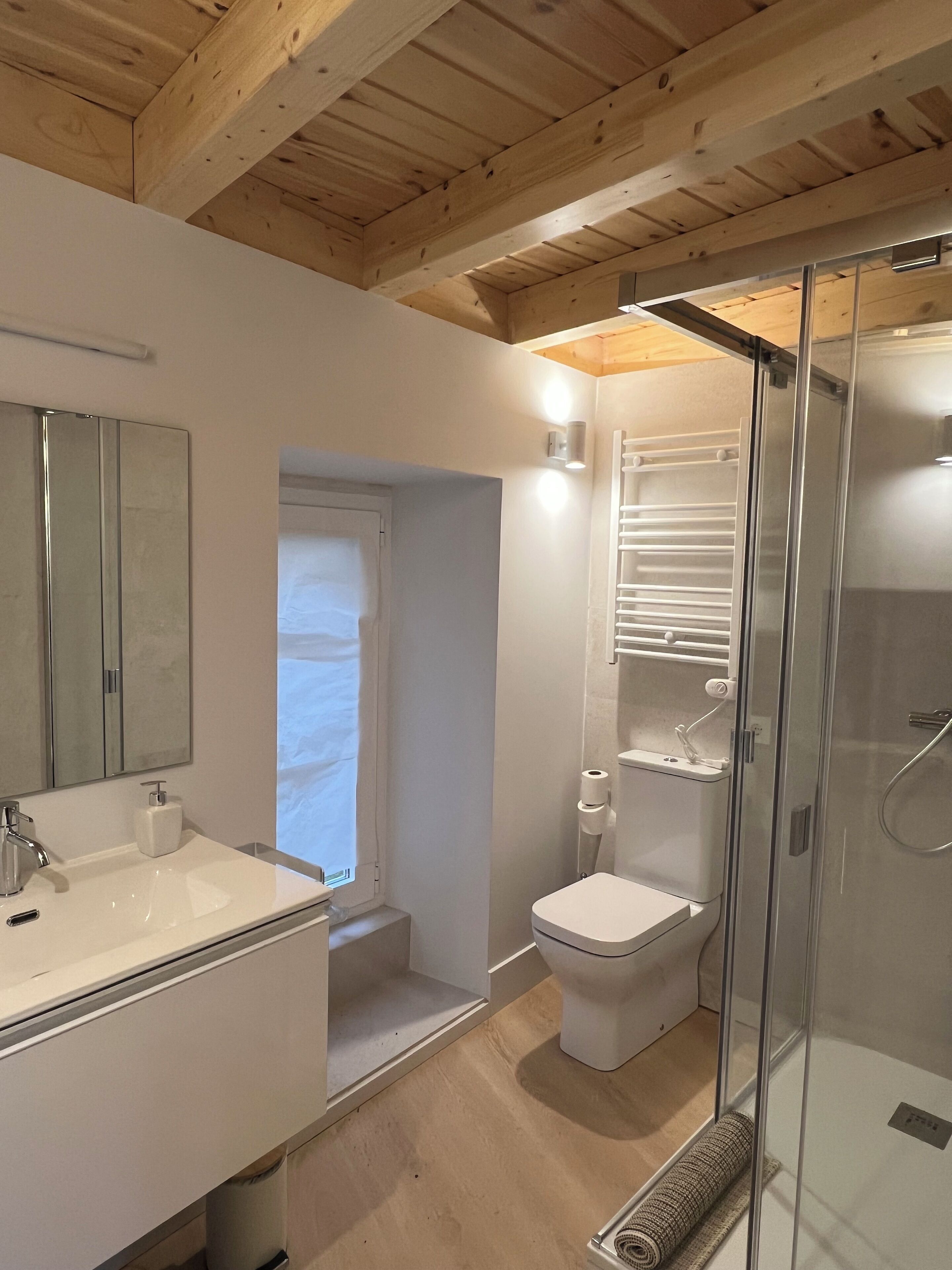 Appartement Luxe, vue fleuve | Salle de bain | Douche, sèche-cheveux, serviettes fournies, savon