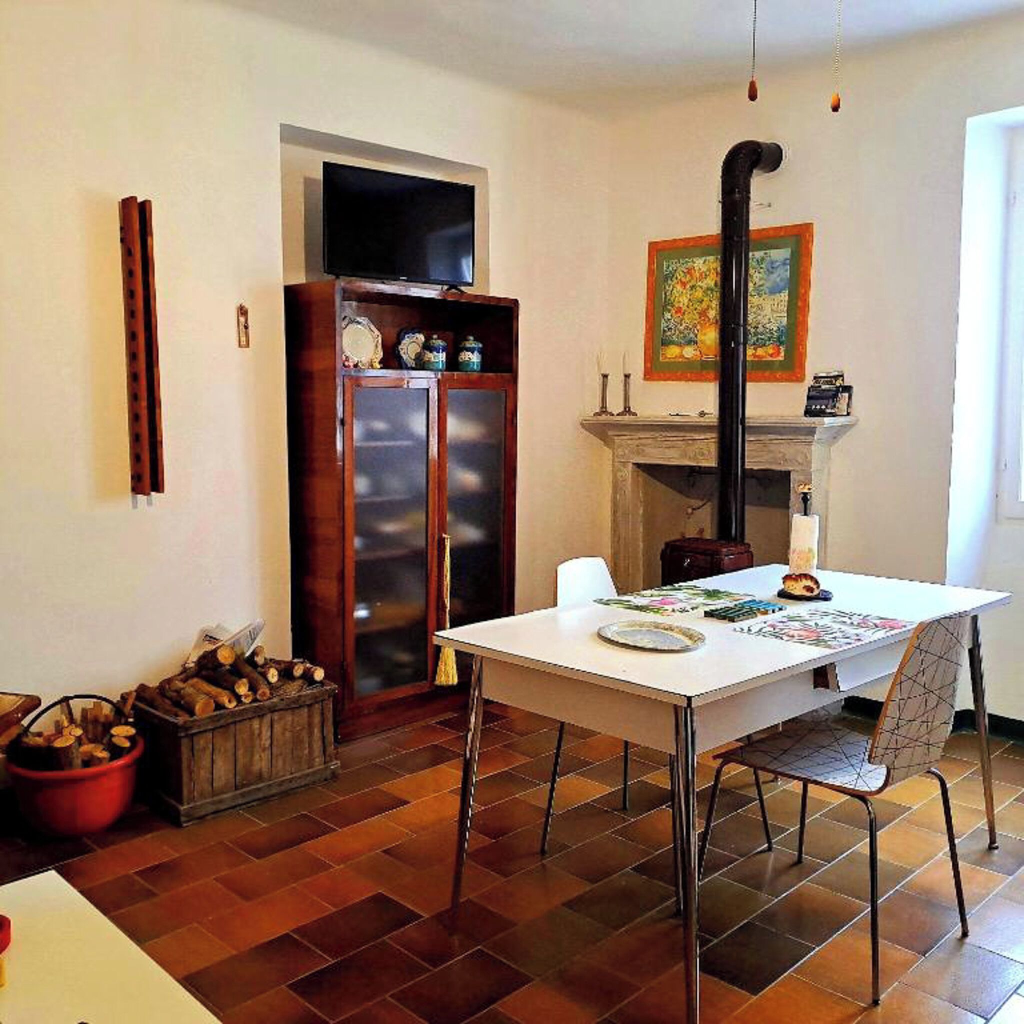 Hus, hageutsikt | Oppholdsområde | En 32-tommers TV med kabel-kanaler samt peis