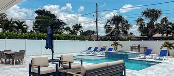 664 Naples Beach Paradise-Your Next Vacation Spot with Private Pool & Spa