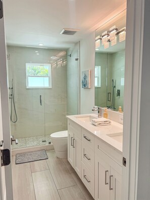 Douche, serviettes fournies, papier toilette