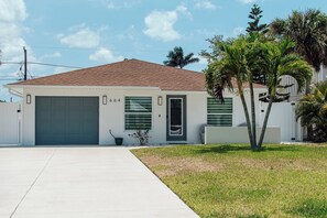 Exterior - 664 Naples Beach Paradise-Your Next Vacation Spot with Private Pool & Spa (Naples)