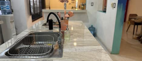 Geladeira grande, micro-ondas, cooktop, cafeteira/chaleira