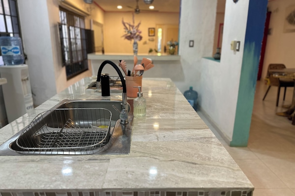 Refrigerador con congelador, microondas y parrilla de estufa