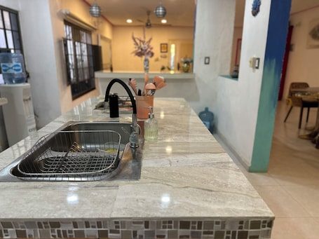 Full-size fridge, microwave, stovetop, coffee/tea maker. Casa Elda