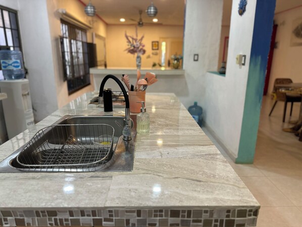 Een koelkast met diepvriezer, een microgolfoven, een kookplaat