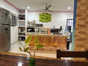 Chalet familiare, vista giardino | Cucina privata | Frigorifero con congelatore, microonde, piano cottura