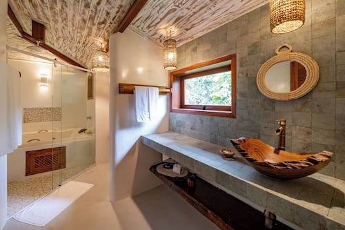 Executive Studio Suite | Bathroom