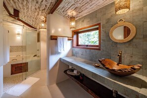 Studio Suite Executive | Phòng tắm | Đồ dùng nhà tắm miễn phí, máy sấy tóc, khăn tắm, xà phòng 