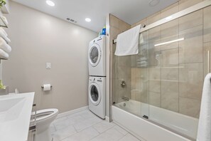 Hårtork, handdukar, tvål och schampo