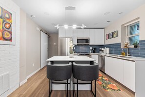 Kylskåp, mikrovågsugn, ugn och spishäll