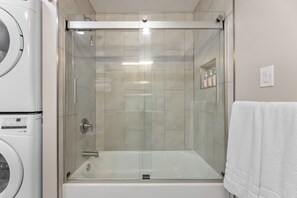 Sèche-cheveux, serviettes fournies, savon, shampoing