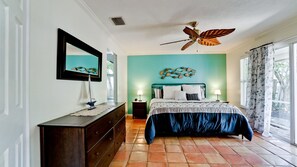 3 chambres, bureau, fer et planche à repasser, lit parapluie