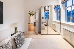 1 habitación, escritorio, tabla de planchar con plancha y cuna de viaje