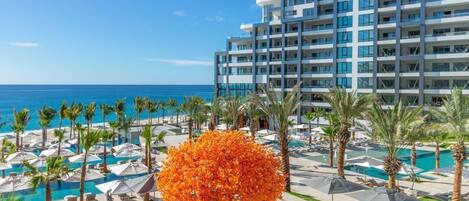 Alberca al aire libre y alberca climatizada