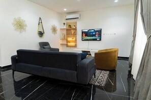 Smart TV, video games - Peaceful Escape in Tema Community 25 (Dawhenya)