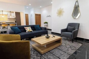 Smart TV, video games - Peaceful Escape in Tema Community 25 (Dawhenya)