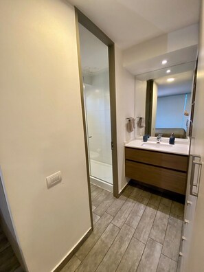 Comfort Apartment | Bathroom - Moderno y equipado estudio en Los Dominicos (Santiago)