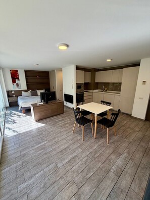 Comfort Apartment | Dining - Moderno y equipado estudio en Los Dominicos (Santiago)
