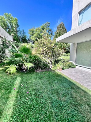 Comfort Apartment | Property grounds - Moderno y equipado estudio en Los Dominicos (Santiago)
