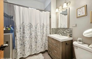 Toallas, jabón, papel de baño 
