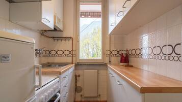 Fridge, oven, stovetop, coffee/tea maker