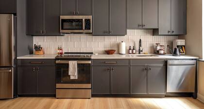 The Artisan's Duplex - 8Bd/5.5Bth w/2 Car Parking!