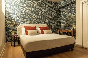 A bedroom with a bed, a nightstand, a dresser, and a mirror. - The Artisan's Duplex - 8Bd/5.5Bth w/2 Car Parking! (Philadelphia)