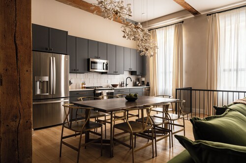 The Artisan's Duplex - 8Bd/5.5Bth w/2 Car Parking!