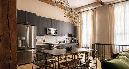 The Artisan's Duplex - 8Bd/5.5Bth w/2 Car Parking!