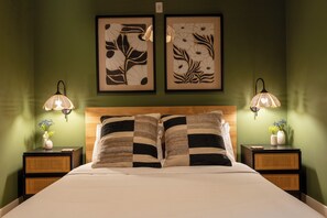 8 bedrooms, iron/ironing board, free WiFi, bed sheets - The Artisan's Duplex - 8Bd/5.5Bth w/2 Car Parking! (Philadelphia)