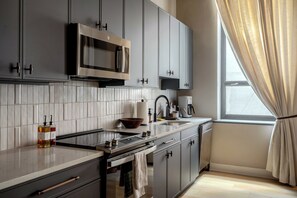 Réfrigérateur, micro-ondes, four, plaque de cuisson