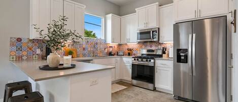 Réfrigérateur, micro-ondes, four, plaque de cuisson