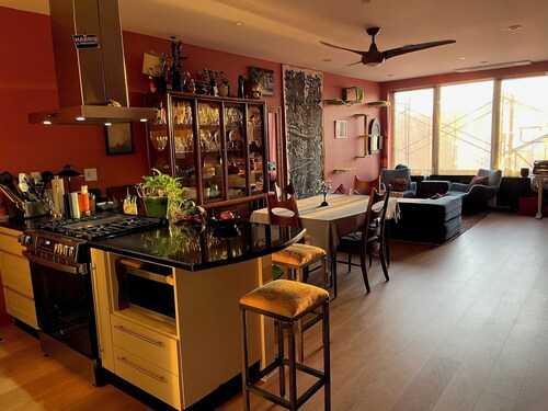 Charming 2+ bedroom condo with AC, WiFi in wonderful Brooklyn