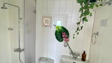 Deluxe Cabin, Lake View | Bathroom | Shower, bathrobes, towels, toilet paper