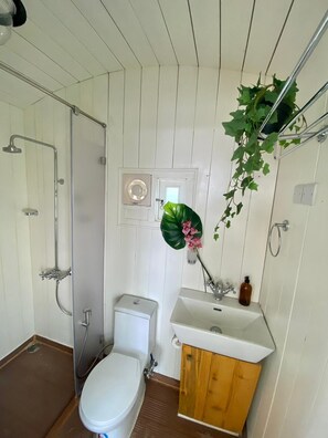 Cabaña Deluxe, vistas al lago | Ba ño | Ducha, albornoces, toallas y papel higiénico