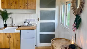 Deluxe Cabin, Lake View | Living area