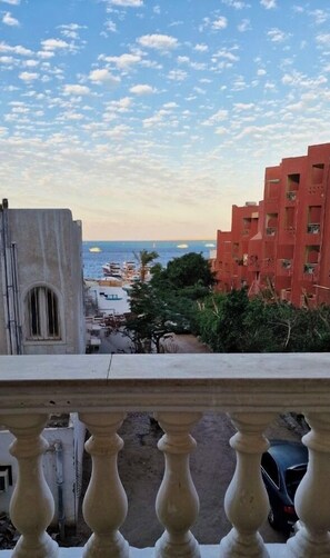 Property grounds - 3-bedroom apartment beach front with sea view in charming Hurghada with AC,WiFi (Red Sea Governorate)