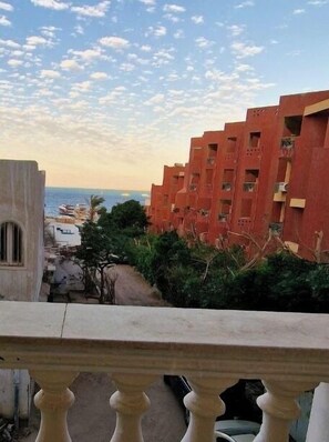 المنطقة المحيطة بالمنشأة