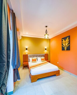 Senior-Apartment, Badewanne, Poolseite | Bettwäsche