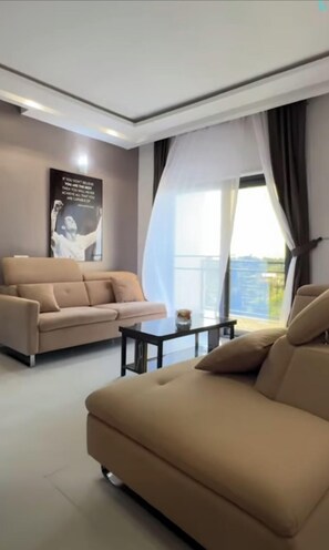 Lägenhet Superior - tillgång till pool | Vardagsrum | 32-tums tv med satellitkanaler