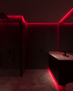 ヘアドライヤー、ビデ、タオル、トイレットペーパー