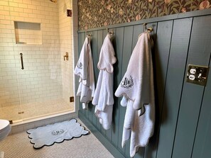 Shower, jetted bath, towels, soap - Picturesque views of Sapphire & Lonesome Valley. Hot tub, guest suite, firepit. (Sapphire)