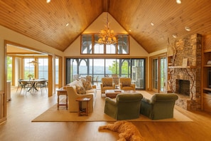 Smart TV, fireplace, DVD player, books - Picturesque views of Sapphire & Lonesome Valley. Hot tub, guest suite, firepit. (Sapphire)