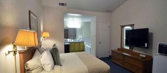 1 King Bed and 2 Queen Beds Suite Room