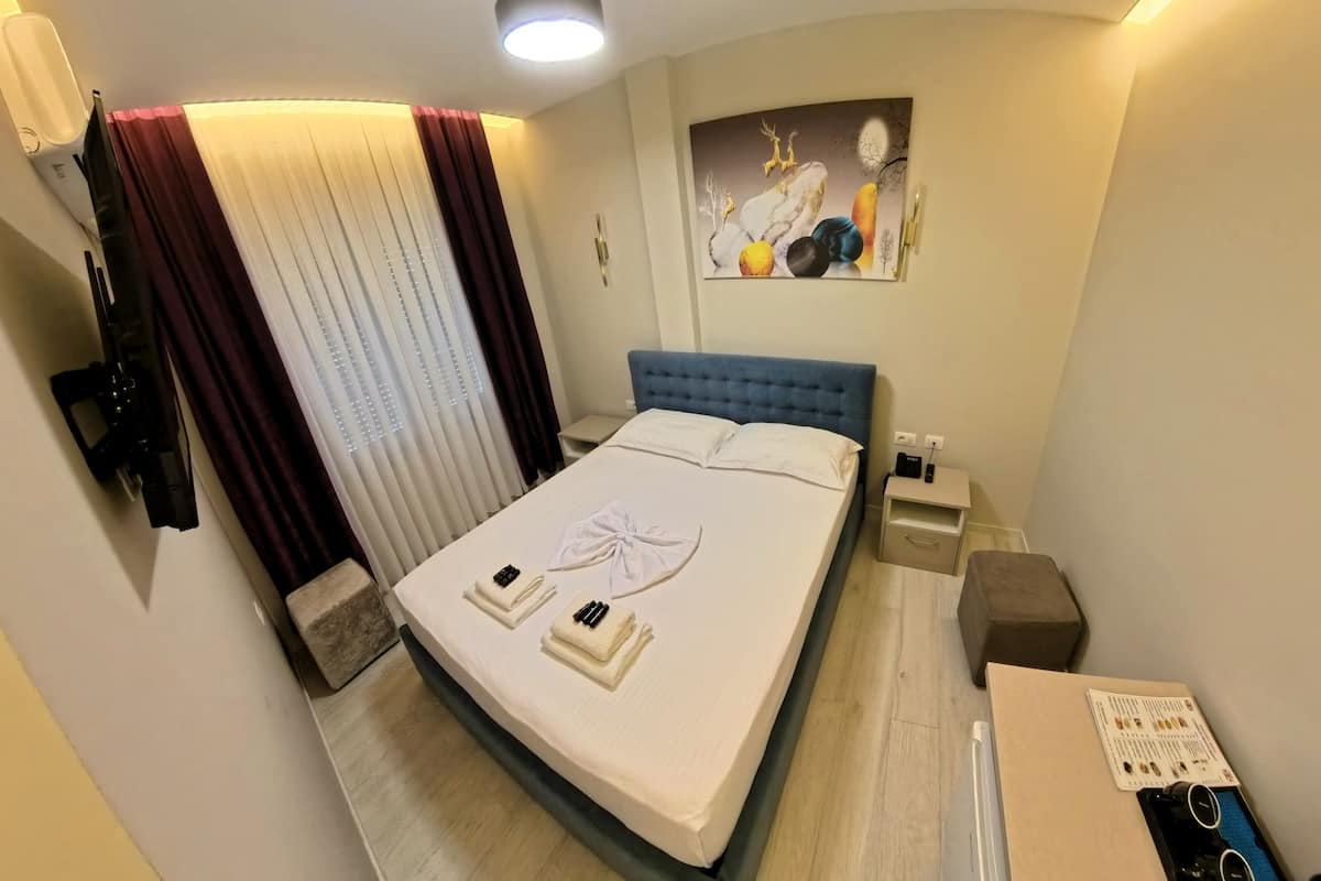 Deluxe Double or Twin Room, 1 King Bed