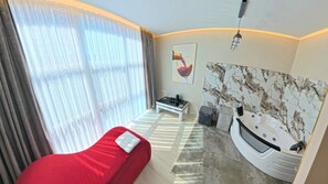 Suite – honeymoon, 1 kingsize-seng, byutsikt | Spiseområde på rommet